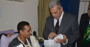 جابر نصار يزور مصابى الإرهاب بالمعادى العسكرى ويؤكد: أشرف من أنجبت مصر