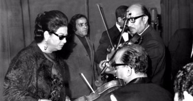 ذات يوم 1 ديسمبر 1960.. أم كلثوم تغنى "حب إيه" لبليغ حمدى وتناديه: يا ابنى