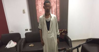 أمن قنا يضبط سائقا بحوزته جرينوف وبندقية خرطوش و3 فرد روسى