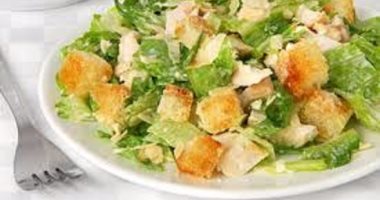 طريقة عمل سلطة السيزر بالصور والخطوات