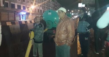 بالصور.. الدفع بسيارات الكسح لشفط مياه الأمطار بالغربية