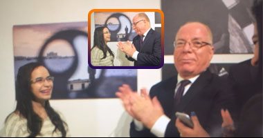 بالصور.. الطالبة الموهوبة خلود عبد المنعم تبهر وزير الثقافة فى صالون الشباب.. لوحة لأصغر فنانة مشاركة  تجمع سعد زغلول والقلعة والبحر.. وحلمى النمنم يمنحها جائزة خاصة  