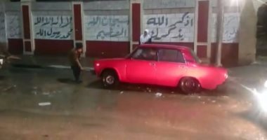 النجدة تستعين بونش لإخراج سيارة علقت ببالوعة بالمحلة