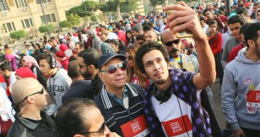 بالصور.. محافظ العاصمة يشارك الشباب مارثون "القاهرة_ جنيف" 