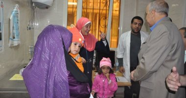 بالصور ..محافظ الوادى الجديد يتفقد قافلة جامعة الاسكندرية الطبية