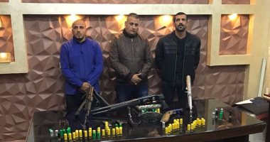 بالصور.. حبس 3 عاطلين ضبط داخل مساكنهم أسلحة آلية وخرطوش فى القليوبية
