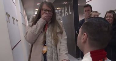 بالفيديو.. مشجع يفاجئ صديقته بـ"دبلة الخطوبة" داخل غرف ملابس أرسنال