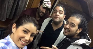 بالصور.. آيتن عامر تشارك الليثى غناء "تبادل النظرات" لفيلم ياتهدى ياتعدى