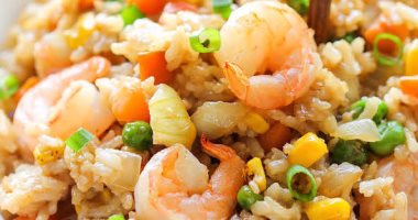 طريقة عمل الأرز بالجمبرى المقلى والخضروات.. بالصور والخطوات