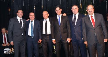 بالصور.. نجيب ساويرس مداعبا: مايغركمش فلوس أبو هشيمة والأمين دول أطيب قلبين وأنا أطيب