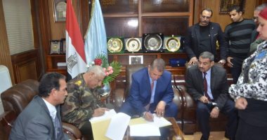 محافظ كفر الشيخ يوقع عقد إنشاء مصنع للرمال السوداء بالبرلس