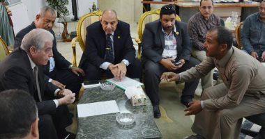 محافظ جنوب سيناء يلتقى بالمواطنين لحل مشكلاتهم