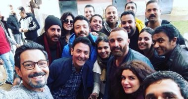 "السقا" ونجوم فيلم هروب اضطرارى فى صورة واحدة