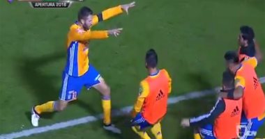 شاهد.. احتفال جينياك الغريب بهدفه التاريخى فى بطولة المكسيك