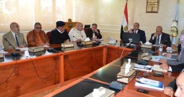 محافظ مطروح: خطة زمنية لتوصيل المياه والصرف وتطهير خزانات المدارس