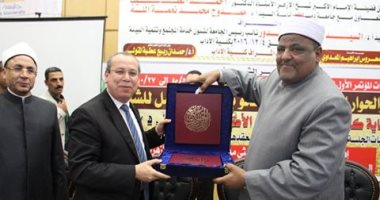 محافظ دمياط يستقبل وكيل الأزهر الشريف ويهديه درع المحافظة