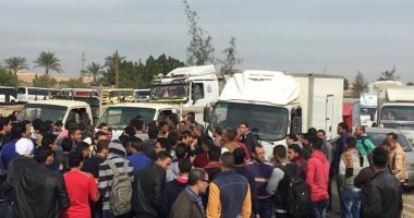 بالصور.. وقفة لطلاب معهد الهندسة بالعبور للمطالبة بإنشاء كوبرى مشاة