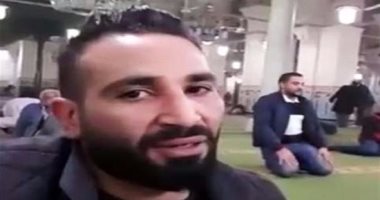 بالفيديو.. المطرب أحمد سعد يؤم المصلين ويقرأ القرآن بصوت رائع