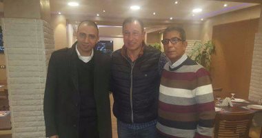 بالصور.. أكلة سمك تجمع الخطيب ومدرب الأهلي السابق