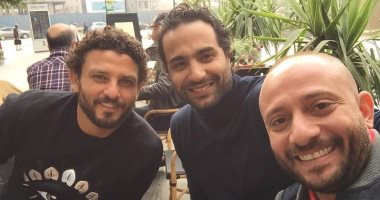 غالى يستغل إجازة الأهلي فى "فسحة" مع شيتوس وكريم فهمى