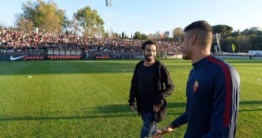 بالصور.. محمد صلاح يحتفل مع "ألتراس روما" بالفوز على لاتسيو