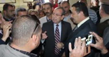 محافظ دمياط يغلق مطعما ومصنع حلويات إداريا لمخالفتهم شروط التشغيل