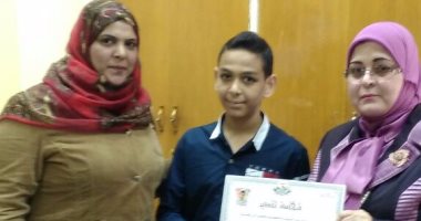 تعليم الجيزة تكرم طالبا أعلن عن مهنة والده السباك عبر "فيس بوك"
