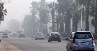 بالصور.. إغلاق الطريق الصحراوى الشرقى للحد من سرعات السائقين بسبب الشبورة