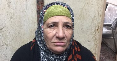 "كريمة" تبيع الحلوى فى شارع بالمحلة لتربى أولادها وحلمها شقة تؤويها