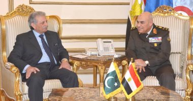 صدقى صبحى يلتقى وزير  الإنتاج الحربى الباكستانى لبحث سبل التعاون بين البلدين