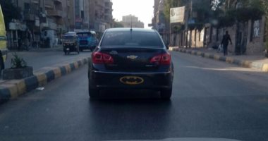 قارئ يشارك بصورة سيارة بدون أرقام تسير فى شوارع قليوب البلد