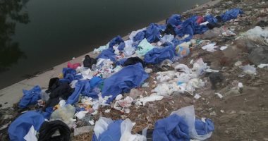 بالصور.. أهالى بالزقازيق يشكون إلقاء مستشفيات مخلفاتها الطبية بالشارع