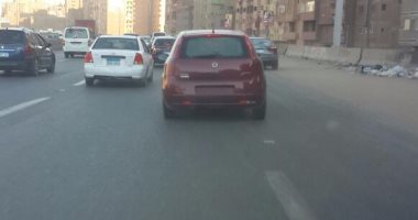 قارئ يرصد سيارة بدون لوحات معدنية على الطريق الدائرى