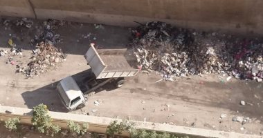 بالصور.. تراكم القمامة حول مساكن أبراج تقسيم المحافظة بوادى حوف