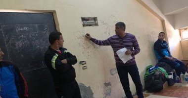 شاهد طرائف القسم الثانى.. مدرب يلقى محاضرة على حوائط غرف خلع الملابس