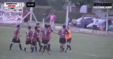 شاهد.. "علقة ساخنة" لحكم أرجنتينى كادت تتسبب فى إلغاء السوبر كلاسيكو