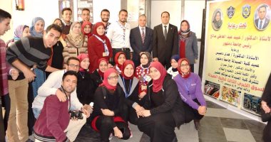 رئيس جامعة دمنهور يفتتح السوق الخيري لكلية الصيدلة
