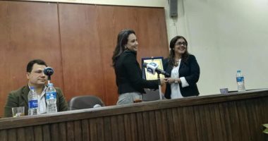بالصور.. تكريم رشا نبيل وشريف فؤاد فى ندوة عن "المعايير المهنية" بإعلام حلوان