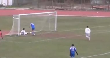 بالفيديو.. لاعب يونانى مغمور يهدر أسهل هدف فى تاريخ كرة القدم