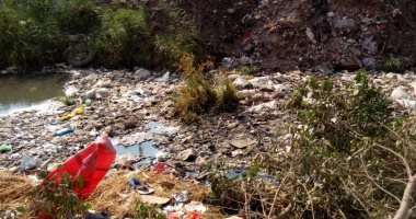 بالصور.. تراكم القمامة بمصرف حلابة بالقليوبية