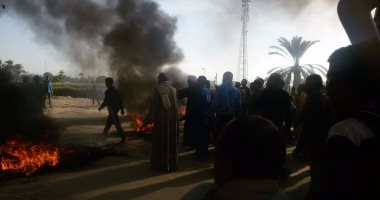 أمن قنا يعيد فتح طريق الجزيرية والحماية المدنية تطفئ حريق إطارات السيارات