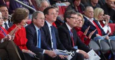 الرئيسان السابقان "بوش وكاميرون" يشاهدان مبارة كرة سلة فى الدورى الأمريكى