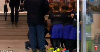 الدوري الأوروبي.. شاهد.. مورينيو يوقع للأطفال على الأحذية قبل المباراة