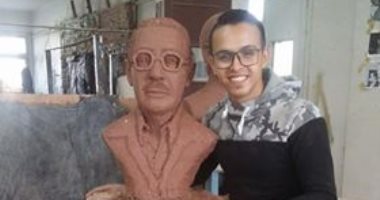 بالصور.. سامر طالب الفنون الجميلة بالمنيا ينحت تمثالاً لـ "عمو فؤاد"