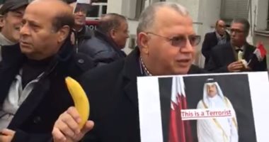 بالفيديو والصور.. تظاهرات أمام مقر إقامة تميم بفيينا لرفض تدخله فى شئون الدول العربية