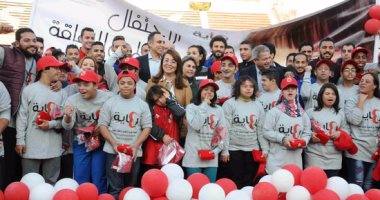 بالصور.. نجوم الأهلى يوزعون التيشرتات على ذوى الاحتياجات الخاصة