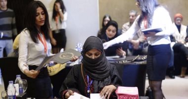 من الاسكتش للفستان.. تفاصيل منافسة 10 مصممى أزياء فى "كايرو فاشون وينتر"