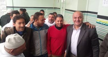 النائب أبو المعاطى مصطفى يعد الأهالى برصف طريق قرية أم الرضا بدمياط