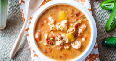 طريقة عمل شوربة الجمبرى التايلاندية.. بالصور والخطوات