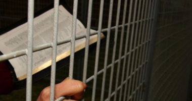 جنايات نجع حمادى تقضى بالسجن المؤبد لعامل بتهمة اغتصاب طفلة فى منزلها
